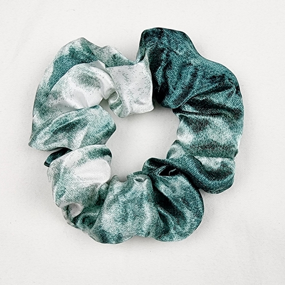 4 FOR $16 🔥Green Tie Dye Satin Scrunchie Hair Tie - Picture 4 of 5